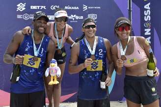 Evandro, Duda, Arthur Lanci e Ana Patrícia (da esquerda para a direita) posando com as medalhas de ouro da etapa de Saquarema do Circuito Brasileiro de vôlei de praia (