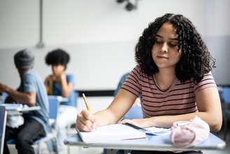 Estudante realizando simulado do ENEM em cursinho