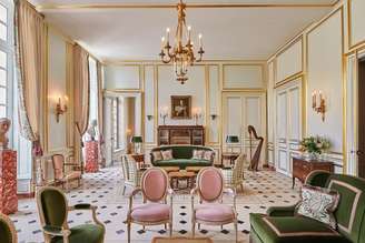 Um dos hotéis premiados com três chaves Michelin fica dentro do Palácio de Versalhes