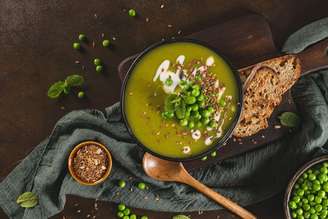 Sopa fria de ervilha com hortelã e linhaça