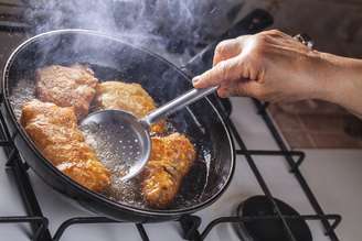 Reaproveitar óleo de cozinha em fritura pode causar danos sérios à saúde