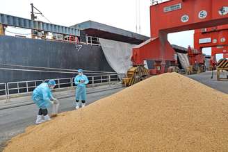 EXPORTAÇÃO Funcionários chineses verificam a soja vinda do Brasil no porto de Nantong, em maio de 2022
