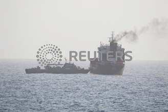 Imagem divulgada pela Marinha dos EUA supostamente mostra um navio da Marinha iraniana e membros das forças iranianas embarcando no navio-tanque civil WILA a caminho dos Emirados Árabes Unidos, em águas internacionais no Estreito de Ormuz
12/08/2020
U.S. NAVY/divulgação via REUTERS
