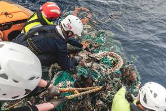 Organização holandesa já removeu 10 mil toneladas de mares e rios