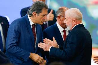 Ministro da Fazenda, Fernando Haddad, e presidente Lula na cerimônia de lançamento do programa Acredita