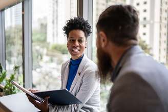 Da geração Z aos veteranos: como dar feedback crítico no trabalho conforme a idade