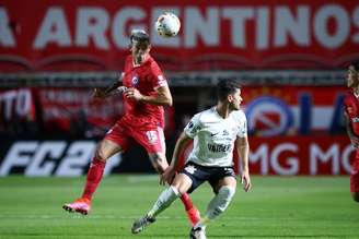 Atuações ENM: Corinthians vai mal, e, com zagueiro expulso, perde a primeira na Sul-Americana. 