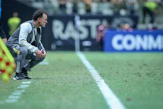 Milito atento durante Atlético x Peñarol. 