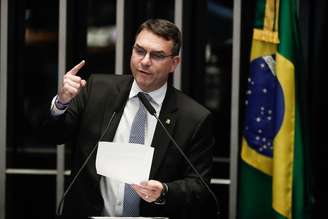 Flávio Bolsonaro quer investigação sobre contratação de agências de publicidade