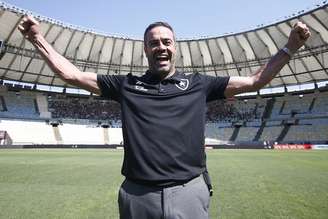 Artur Jorge comemorando a vitória do Botafogo diante do Flamengo. 
