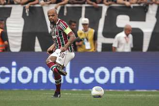 O Zagueiro do Fluminense ficou no chão diante de Wesley. (FOTO DE LUCAS MERÇON / FLUMINENSE FC)