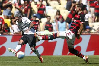 Flamenguistas reclamam de falta de Diego Hernandez (foto) no segundo gol do Botafogo (