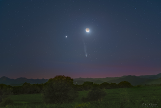 Urano, Júpiter, cometa 12P e a Lua na fase crescente (Imagem: Reprodução/Juan Carlos Casado (Starry Earth, TWAN)