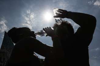Hidratação é essencial em dias de forte calor.