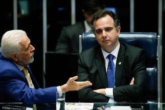 O líder do governo, senador Jaques Wagner (PT-BA) e o presidente do Senado Rodrigo Pacheco, em conversa no plenário da Casa