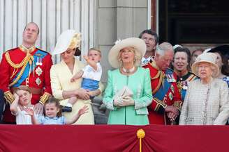 Em eventos e datas decorativas, família real aparece para acenar para o público da sacada