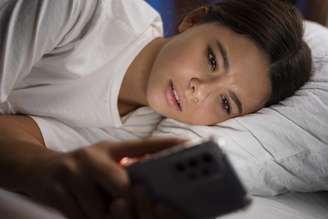 Conheça os riscos do uso de celular antes de dormir