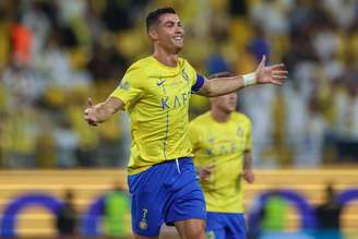 Cristiano Ronaldo comemora um de seus gols no jogo entre Al-Nassr e Al-Wehda 