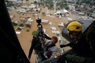 Homem foi resgatado por helicóptero em Canoas no sábado (4/5)