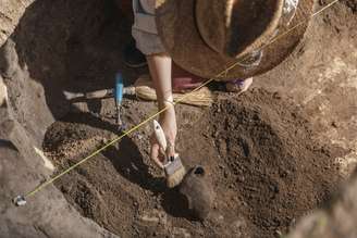 A Arqueologia se dedica à análise de vestígios materiais da presença humana, abarcando desde artefatos antigos até aqueles mais recentes