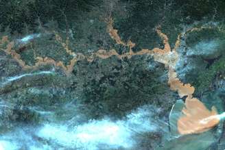 Imagens do satélite Amazônia 1, do Inpe, mostram o avanço das enchentes no Rio Grande do Sul