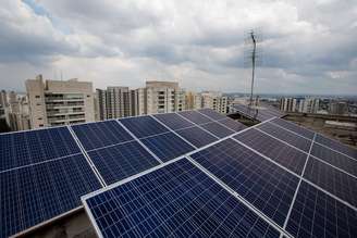Programa quer substituir subsídio destinado à tarifa social de energia por centrais de energia solar fotovoltaica, beneficiando consumidores de baixa renda com consumo até 220 kWh/mês.