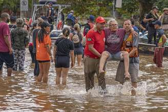 Equipes de resgate atuam no apoio à população em áreas alagadas de Porto Alegre