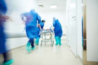 Equipe medica em emergência hospitalar para salvar vidas.