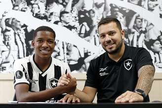 Yarlen ao lado de Alessandro Brito. (Foto/Vítor Silva/Botafogo)