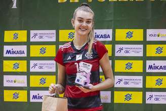 Helena com a camisa do Sesc Flamengo