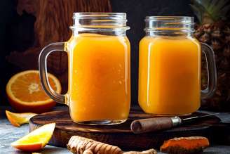 Suco de abacaxi, laranja e cúrcuma