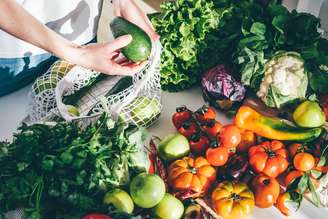 Imagem mostra verduras e legumes. 