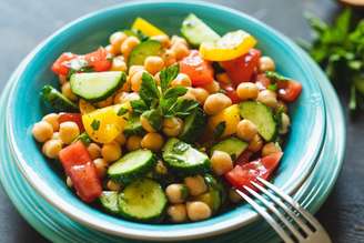 Salada de grão-de-bico com pepino, tomate e pimentão