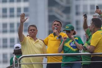 Tarcísio de Freitas ao lado de Jair Bolsonaro em ato na Paulista em fevereiro