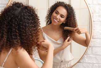 A queda de cabelo feminina difere da masculina em padrões e distribuição