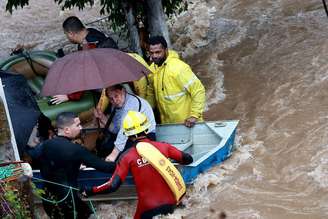 Mais pessoas tiveram que ser resgatadas no bairro de Cavalhada, em Porto Alegre, após novo momento de inundações