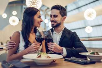 Com a aproximação do Dia dos Namorados, bares e restaurantes já se preparam para proporcionar uma experiência gastronômica perfeita aos casais