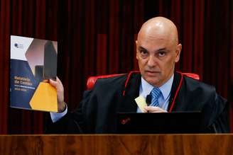 O ministro Alexandre de Moraes durante sua última sessão como presidente e ministro do Tribunal Superior Eleitoral (TSE), na sede do tribunal em Brasília (DF).