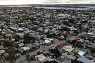 Vista aérea mostra ruas ainda alagadas no bairro Mathias Velho, na cidade de Canoas, na região metropolitana de Porto Alegre, nesta terça-feira, 28.