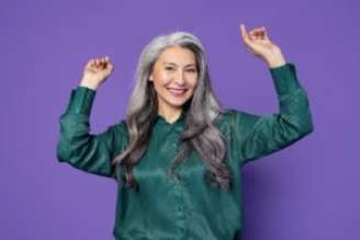 Dermatologista esclarece mitos e verdades sobre cabelos brancos