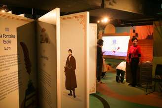 Páginas do livro cenográfico foram feitas de forma que visitantes pudessem folheá-las.