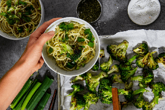 Macarrão oriental com brócolis