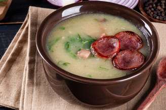 Caldo verde com calabresa