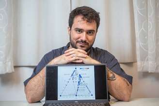 Retrato do cientista Pedro Pires, em sua casa, na região metropolitana de São Paulo