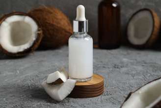 O óleo de coco pode ser utilizado nos cuidados com a pele e com o cabelo
