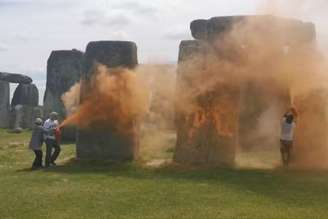 Ativistas do meio ambiente vandalizam Stonehenge com tinta laranja, na Inglaterra