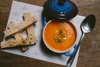 Sopa de cenoura com laranjada da chef Helena Rizzo