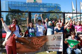 Protesto contra resolução do CFM que restringia aborto em frente à sede da entidade