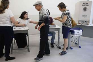 Eleitores registram voto no segundo turno das eleições 2024 em sessão de colégio na zona sul de São Paulo