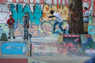 Skatistas dão cambalhotas e piruetas para manter a Prafinha, espaço de skate na favela Real Parque: fazem eventos, rifas, doações